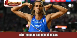 cầu thủ nhảy cao hơn xà ngang